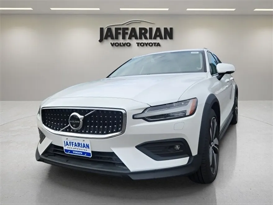 2025 Volvo V60 Cross Country B5 Plus photo 1