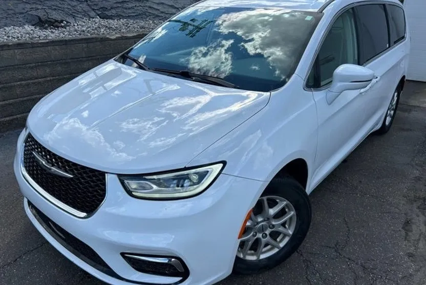 2022 Chrysler Pacifica Touring L photo 1