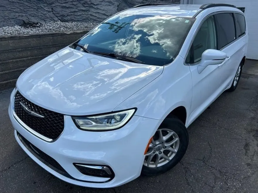 2022 Chrysler Pacifica Touring L photo 1