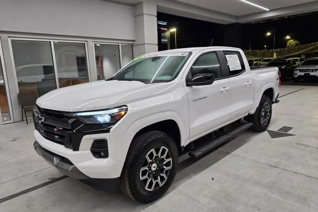 2023 Chevrolet Colorado Z71 photo 1