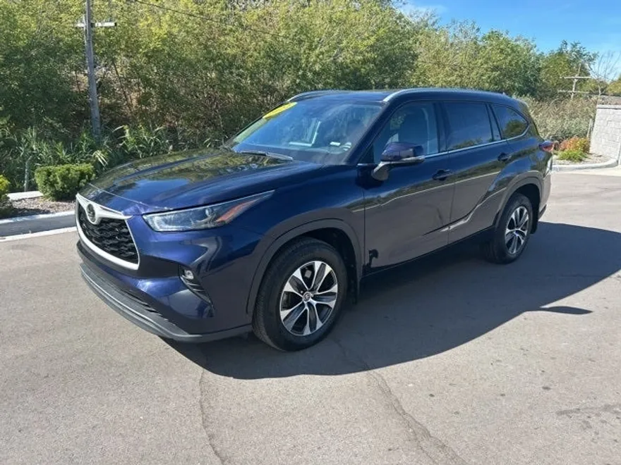 2022 Toyota Highlander XLE photo 1