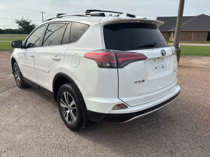2016 Toyota RAV4 XLE photo 1