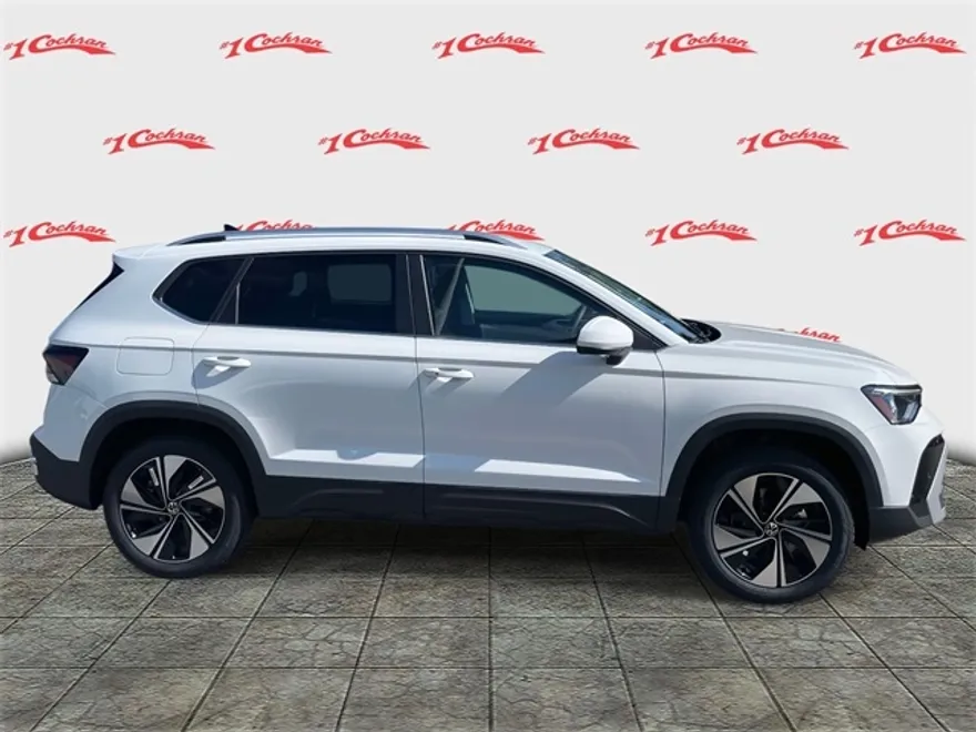 2025 Volkswagen Taos SE photo 1