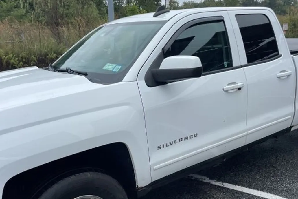 2017 Chevrolet Silverado 1500 LT photo 1