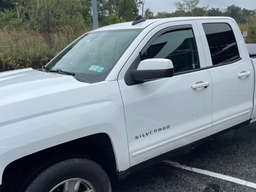 2017 Chevrolet Silverado 1500 LT photo 1