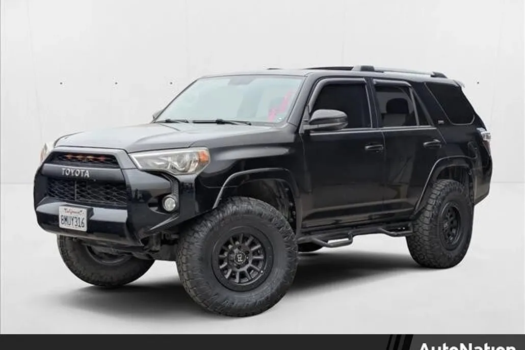 2019 Toyota 4Runner SR5 photo 1