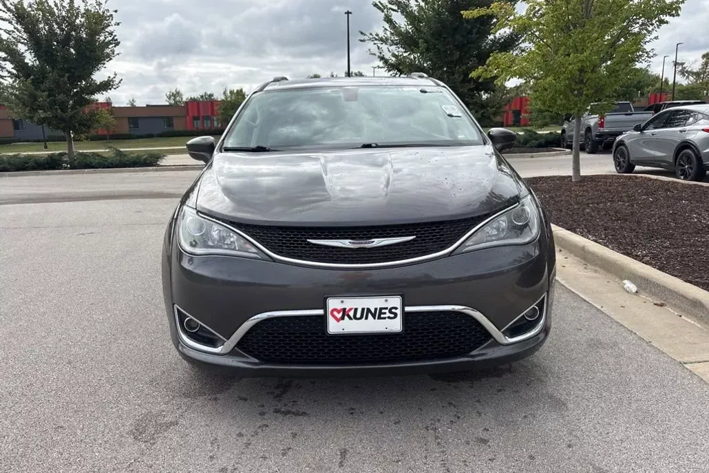 2019 Chrysler Pacifica Touring L photo 1