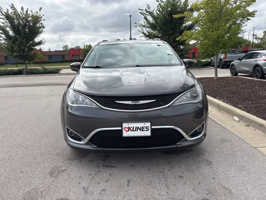 2019 Chrysler Pacifica Touring L photo 1