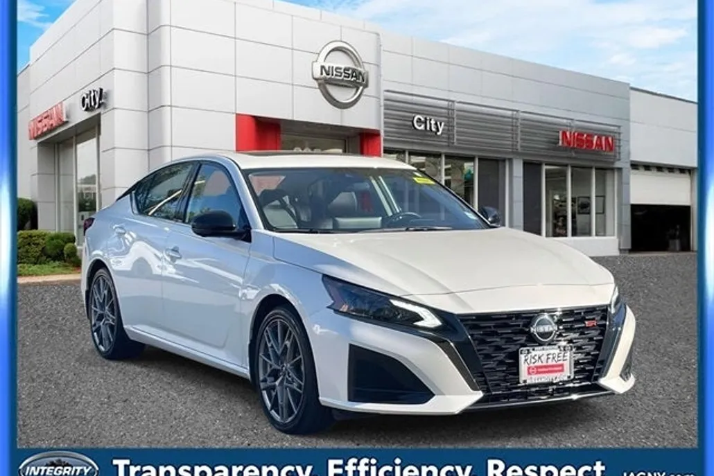 2024 Nissan Altima SR photo 1