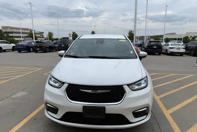 2023 Chrysler Pacifica Touring photo 1