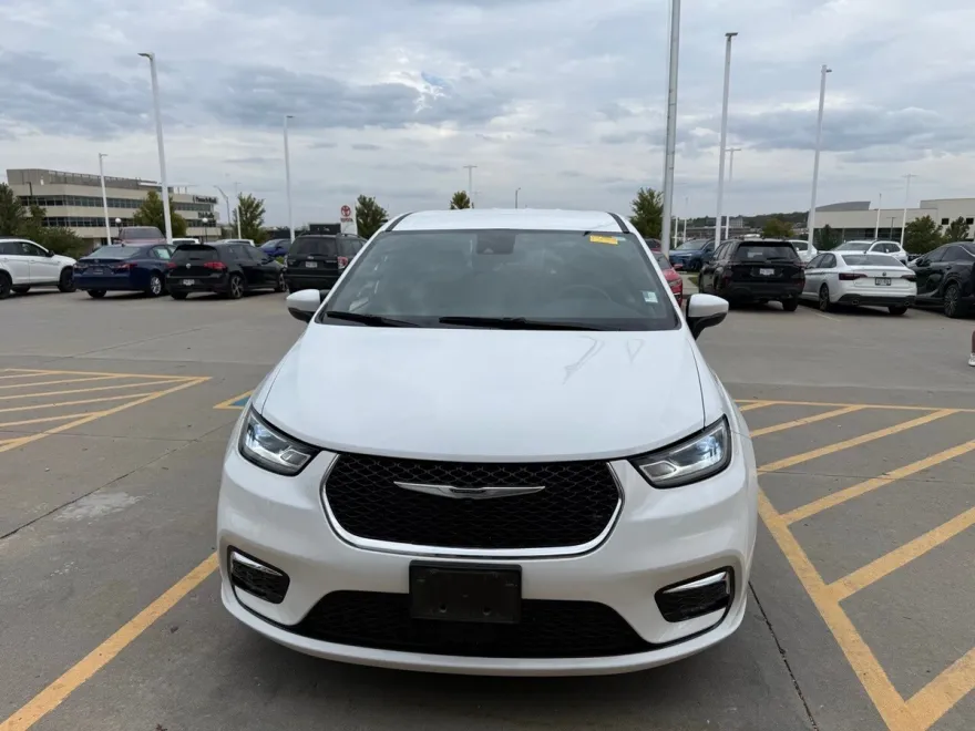 2023 Chrysler Pacifica Touring photo 1