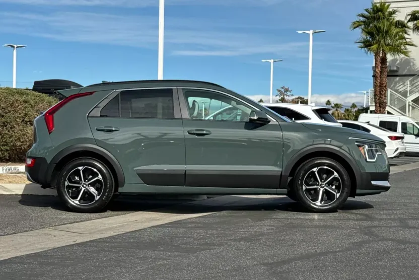 2025 Kia Niro EX photo 1