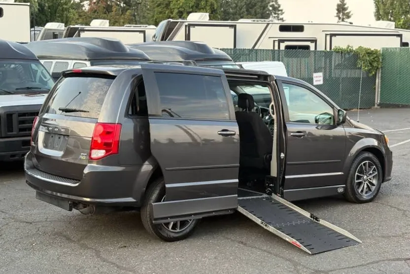 2015 Dodge Grand Caravan SXT photo 1