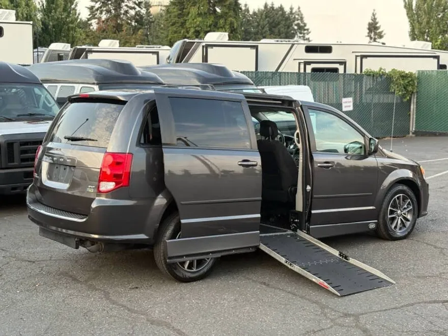 2015 Dodge Grand Caravan SXT photo 1