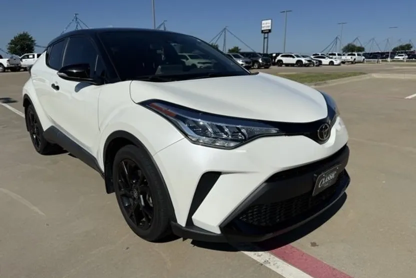 2021 Toyota C-HR LE photo 1