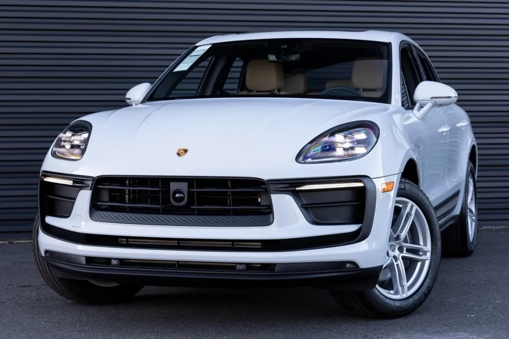 2025 Porsche Macan T photo 1