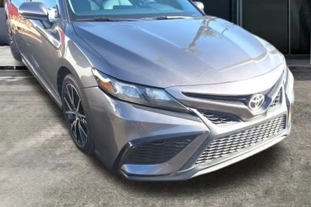 2021 Toyota Camry SE photo 1