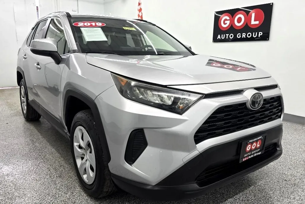 2019 Toyota RAV4 LE photo 1
