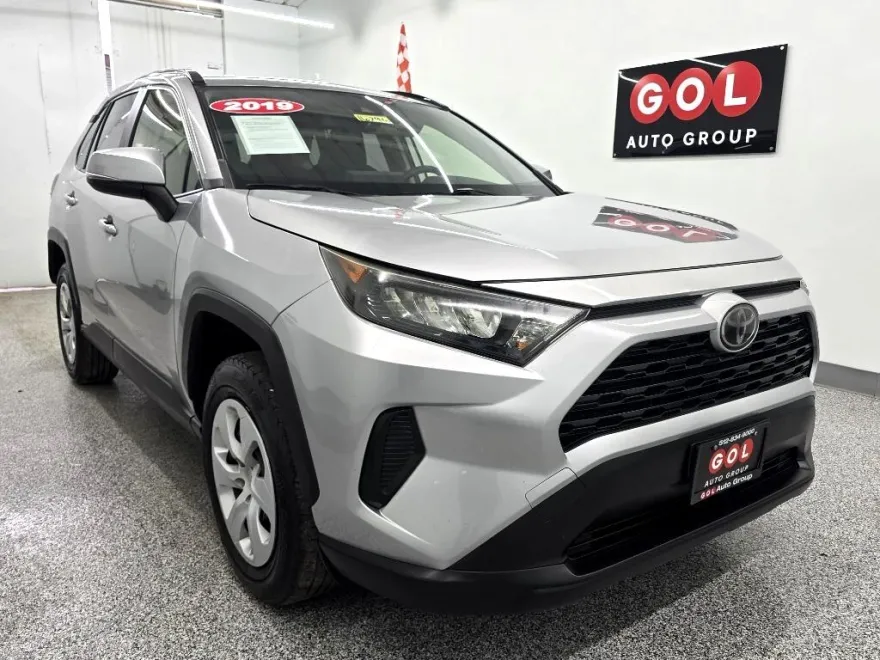 2019 Toyota RAV4 LE photo 1