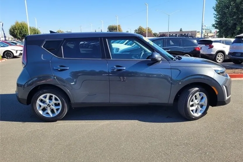 2024 Kia Soul S photo 1