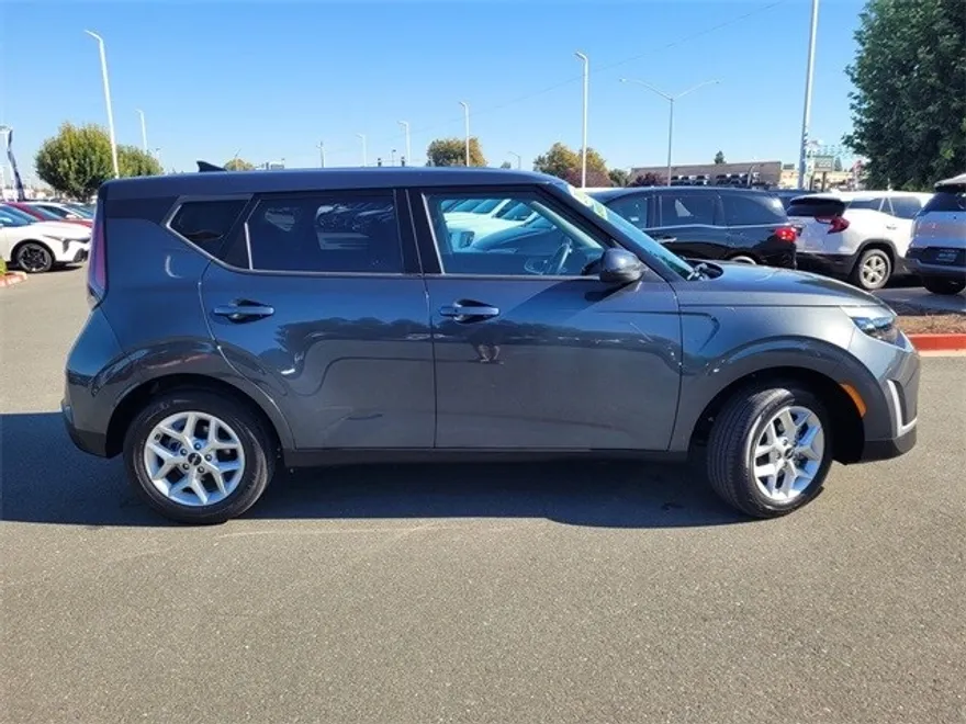 2024 Kia Soul S photo 1