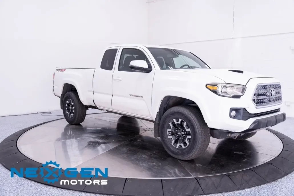2017 Toyota Tacoma SR5 TRD Sport photo 1