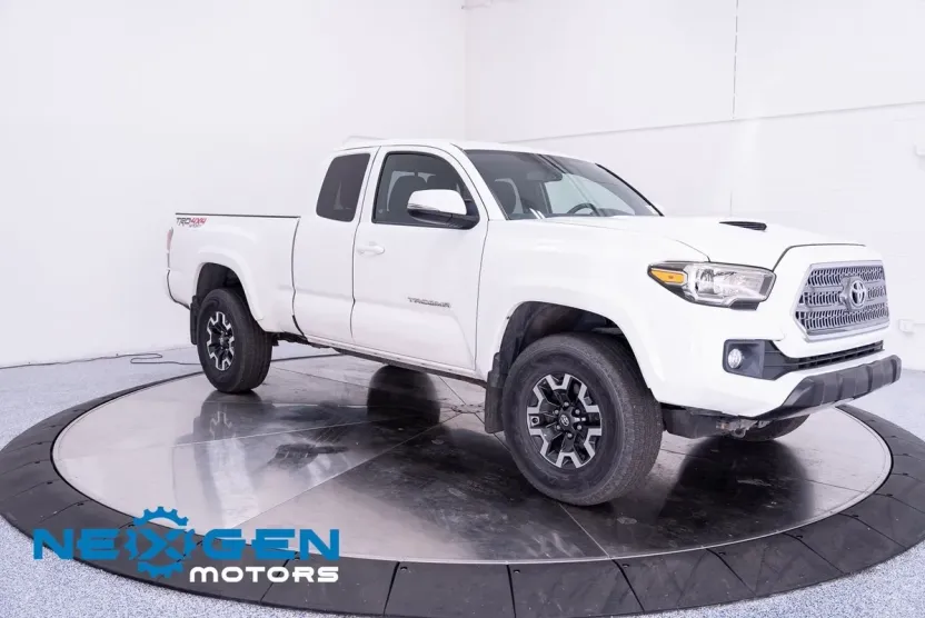 2017 Toyota Tacoma SR5 TRD Sport photo 1