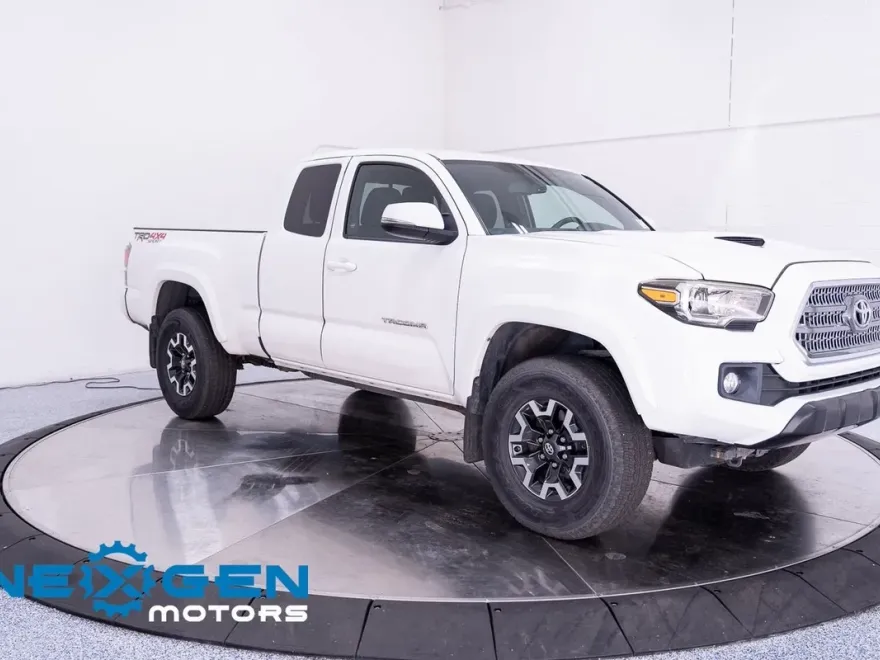 2017 Toyota Tacoma SR5 TRD Sport photo 1