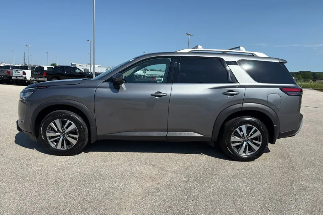 2023 Nissan Pathfinder SL photo 1