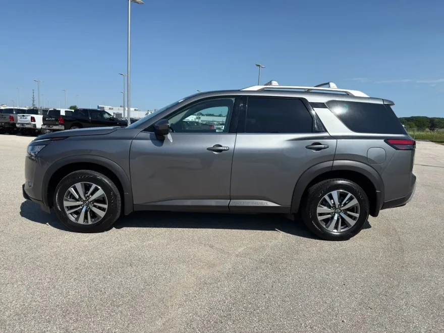 2023 Nissan Pathfinder SL photo 1