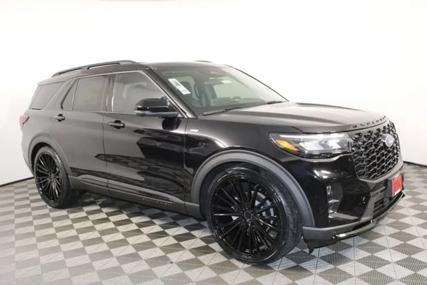 2025 Ford Explorer ST-Line photo 1