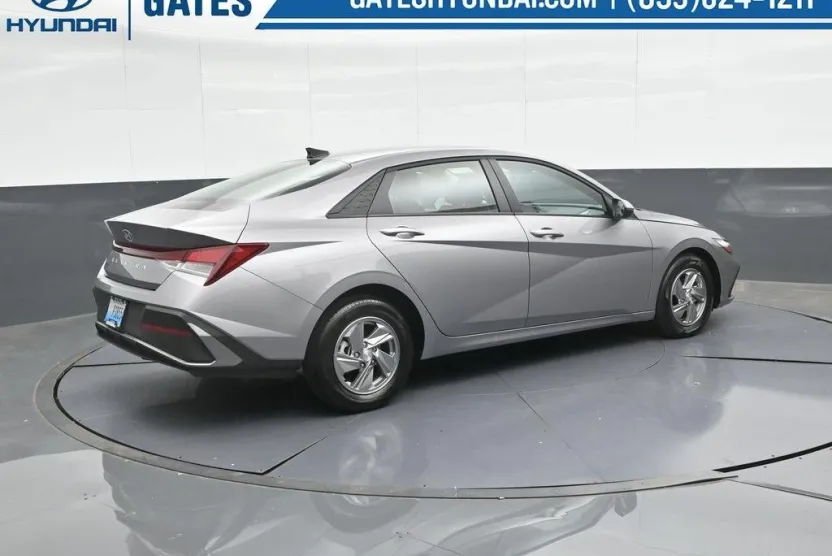 2025 Hyundai Elantra SE photo 1