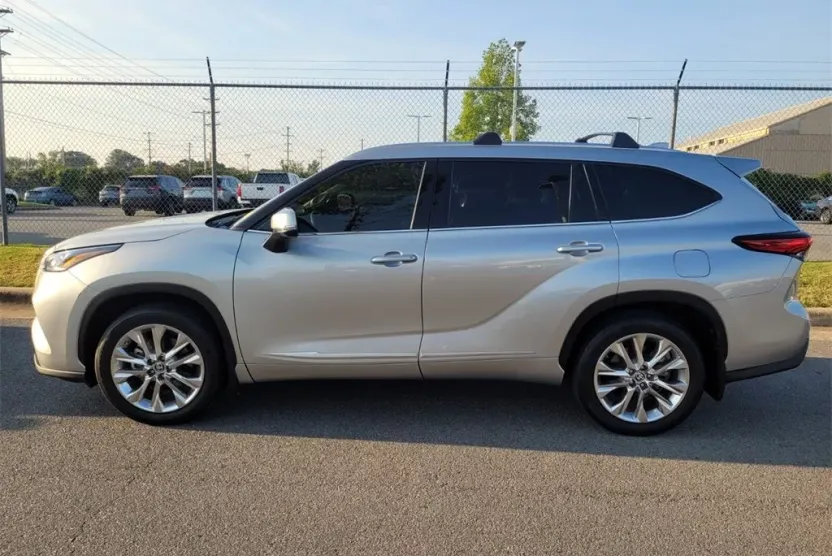 2023 Toyota Highlander Hybrid Limited photo 1