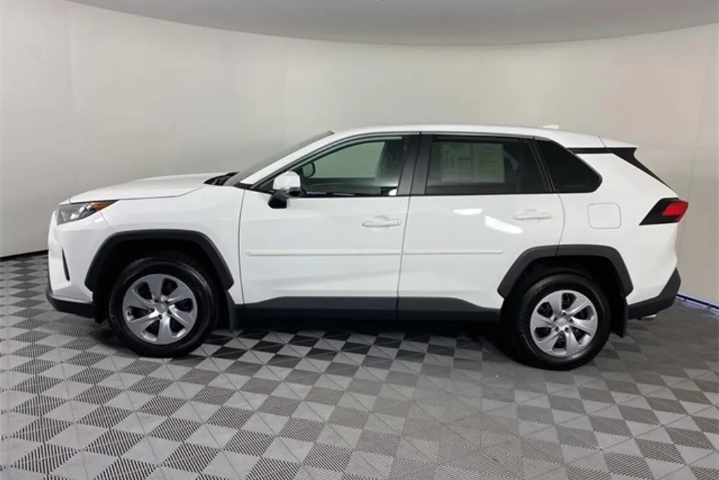 2022 Toyota RAV4 LE photo 1