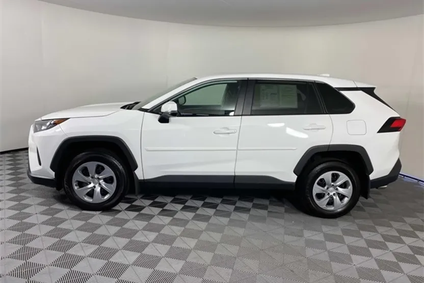 2022 Toyota RAV4 LE photo 1