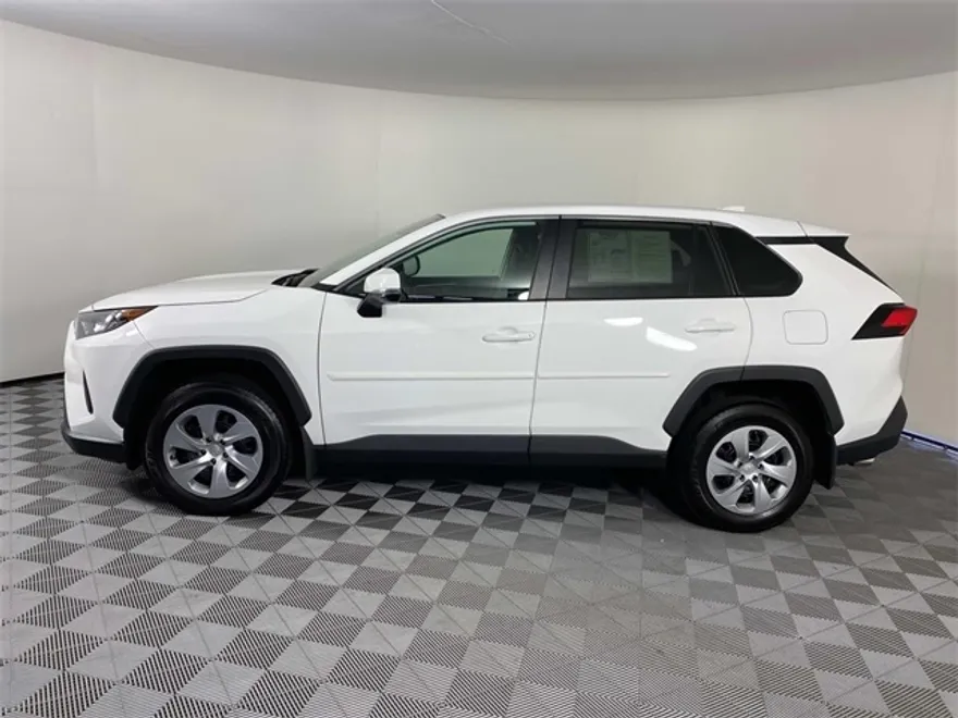 2022 Toyota RAV4 LE photo 1