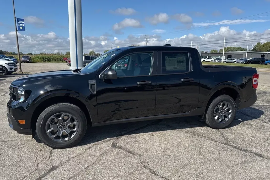 2025 Ford Maverick XLT photo 1