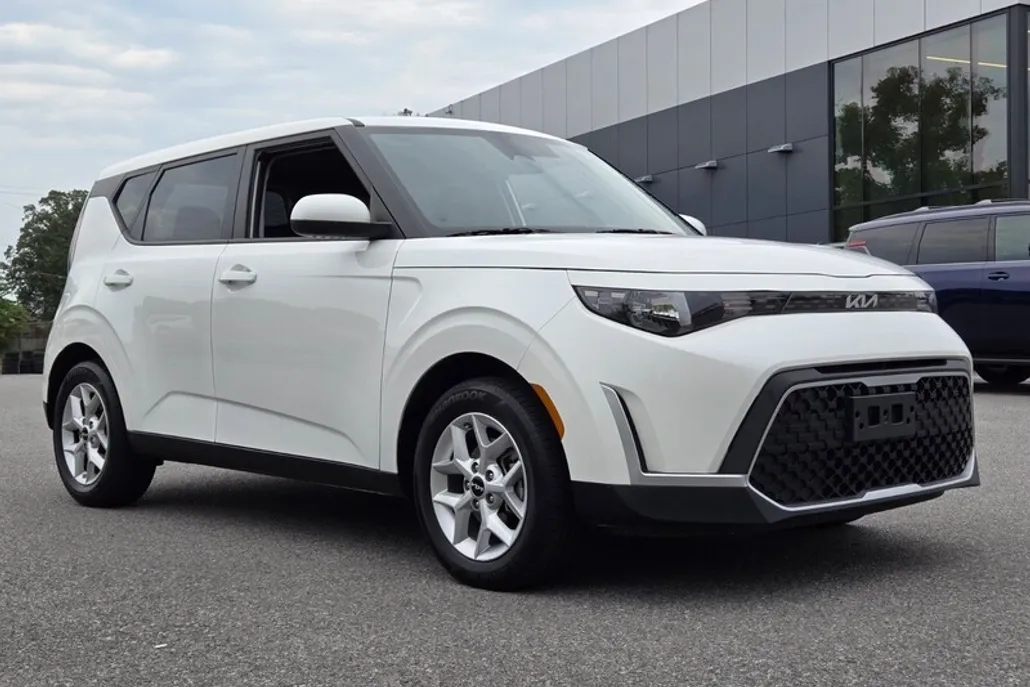 2024 Kia Soul LX photo 1