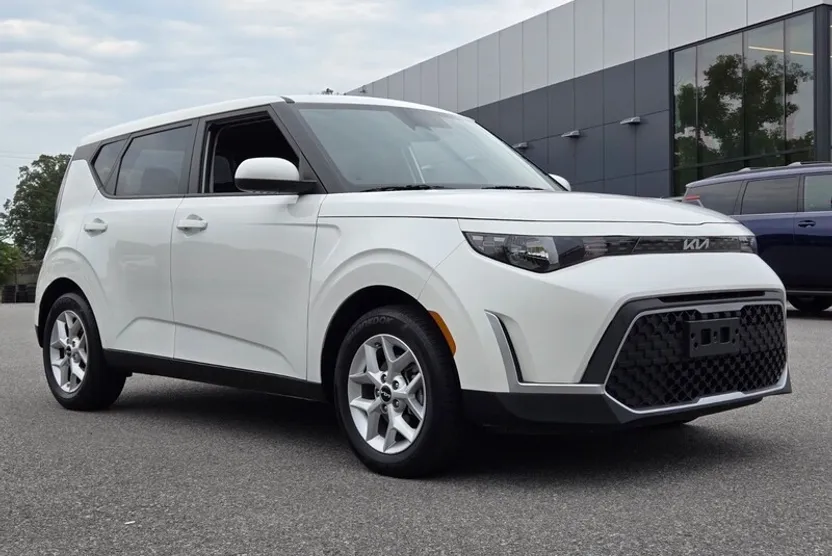 2024 Kia Soul LX photo 1