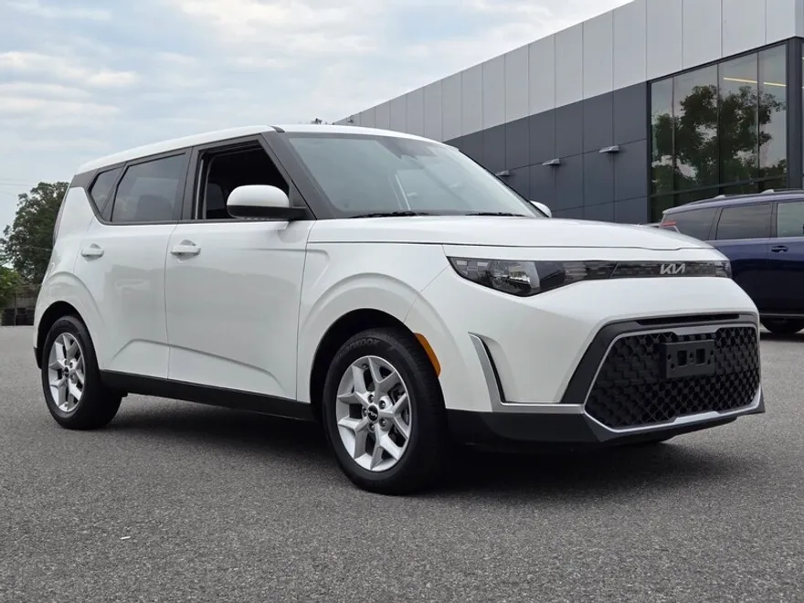 2024 Kia Soul LX photo 1
