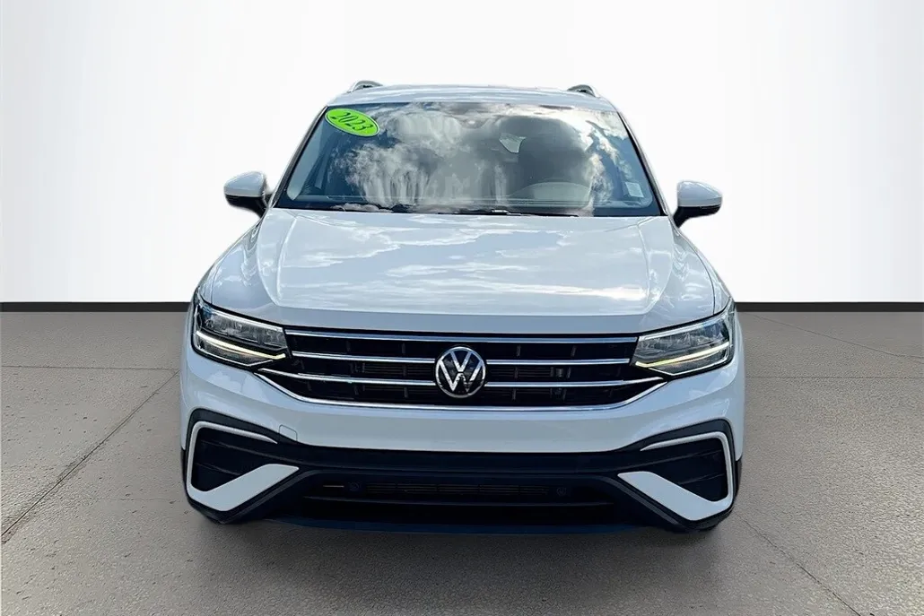 2023 Volkswagen Tiguan SE photo 1