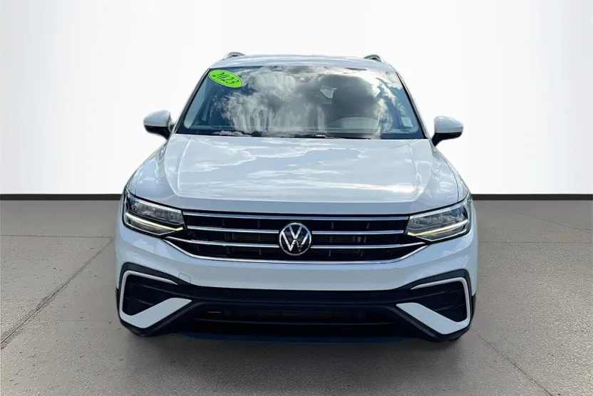 2023 Volkswagen Tiguan SE photo 1