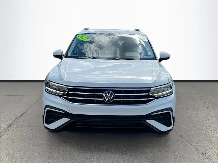 2023 Volkswagen Tiguan SE photo 1