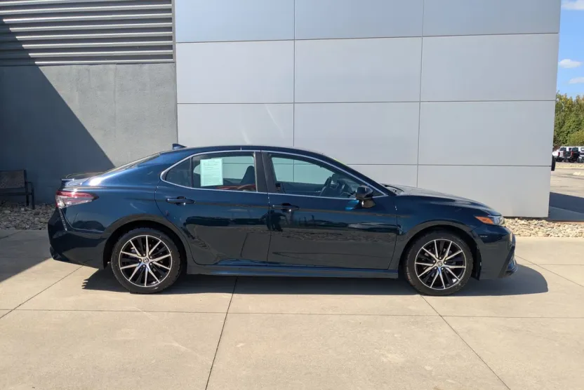 2021 Toyota Camry SE photo 1