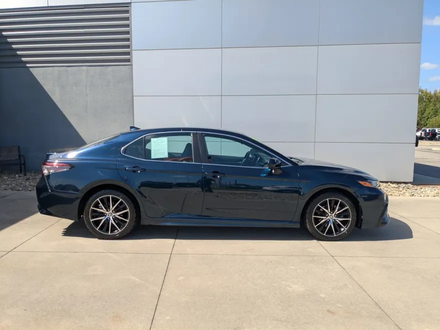 2021 Toyota Camry SE photo 1