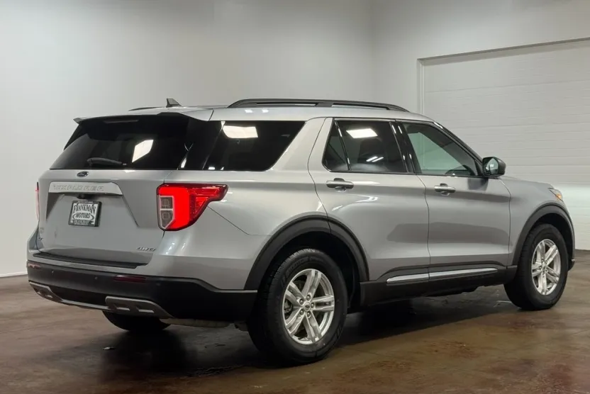 2023 Ford Explorer XLT photo 1