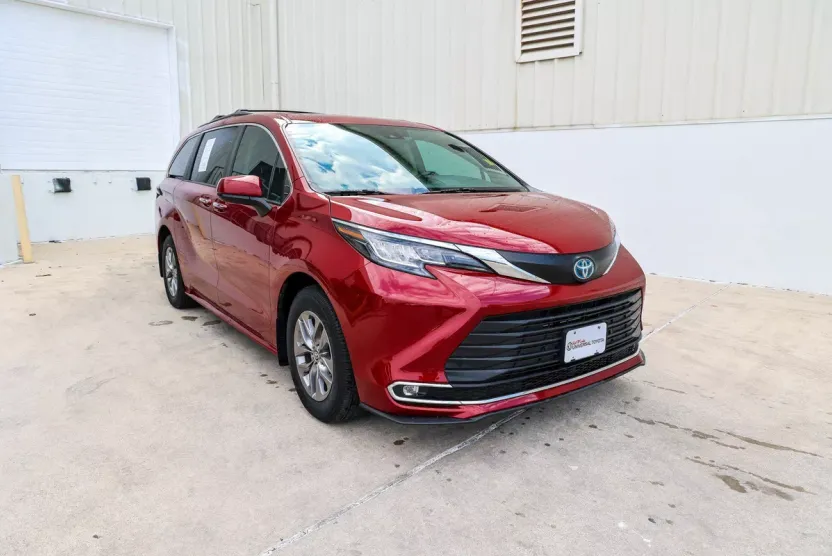 2023 Toyota Sienna XLE photo 1