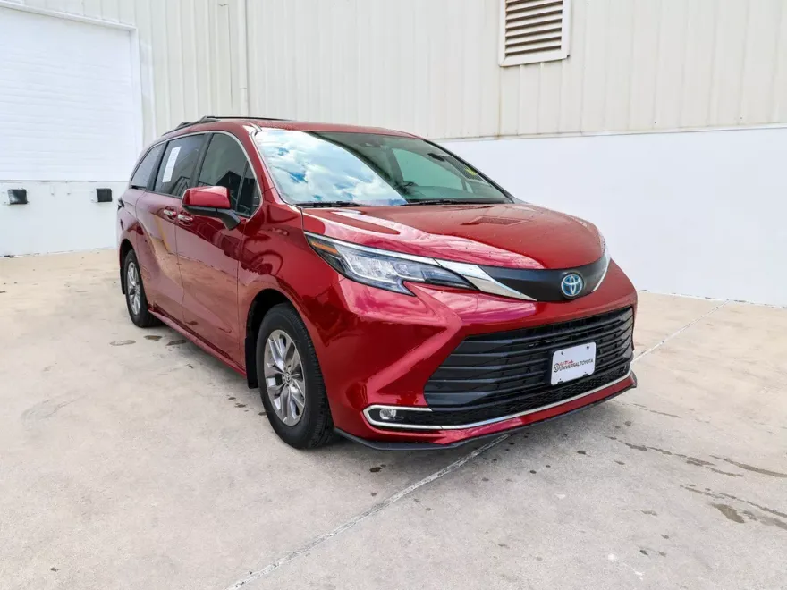 2023 Toyota Sienna XLE photo 1