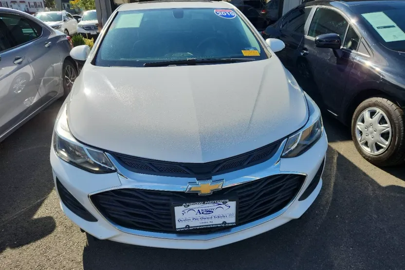2019 Chevrolet Cruze LT photo 1