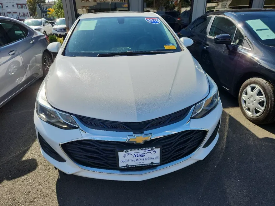 2019 Chevrolet Cruze LT photo 1